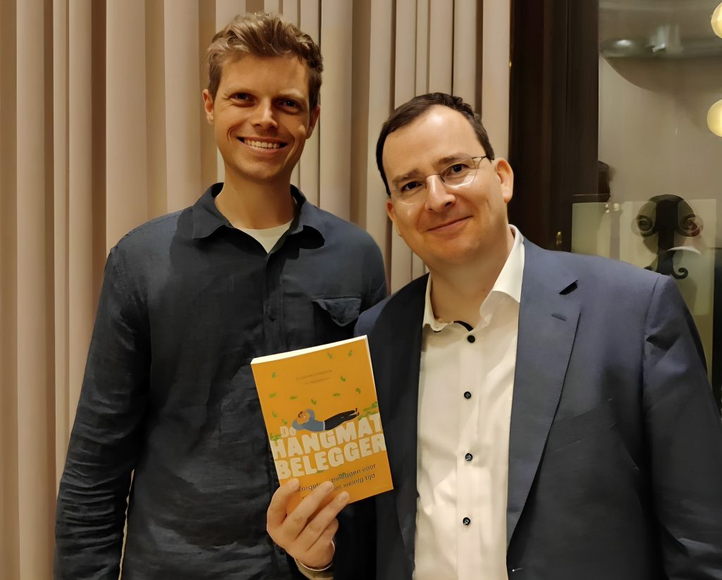 Yoran Brondsema en Tim Nijsmans met hun boek "De hangmatbelegger"